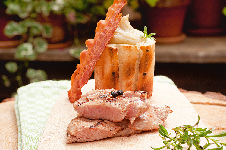 Kachelfleisch mit Erbsensuppe und Speck-Chips - Feldherren Küche