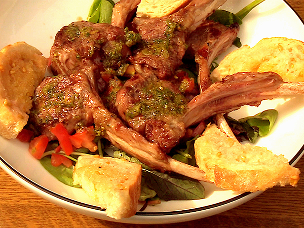 Lammkoteletts mit Kräuteröl, krossem Baguette und Wildkräutersalat ...