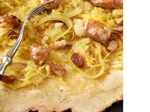 Flammkuchen mit Sauerkraut und Wurst