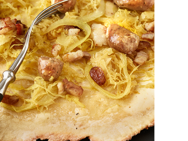 Flammkuchen mit Sauerkraut und Wurst