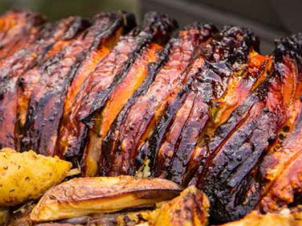 Knuspriger Orange-Lorbeer Schweinespieß mit Kartoffel-Wedges