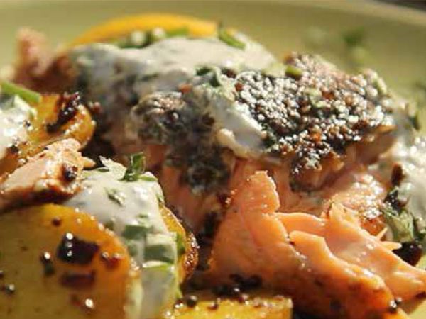 Indisch gewürzter Lachs mit Bombay-Kartoffeln und Joghurt-Sauce